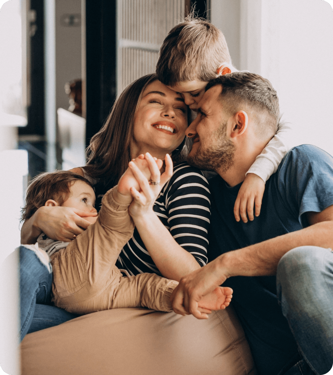 cabecera-familia-feliz-con-seguro-de-allowed